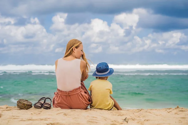 Мати Син Лежачи Піску Насолоджуючись Переглядати Дивовижні Melasti Пляж Бірюзової — стокове фото