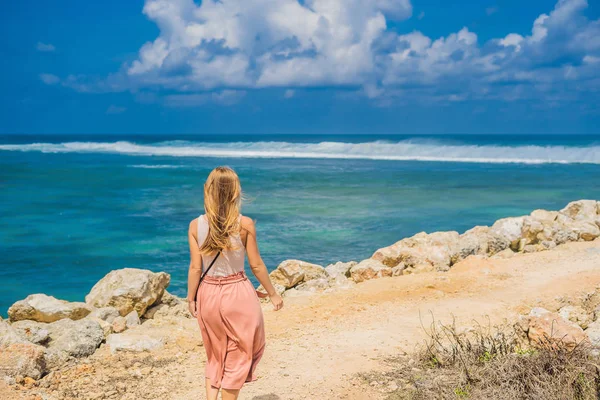 Giovane Donna Che Cammina Sulla Meravigliosa Spiaggia Melasti Con Acqua — Foto Stock