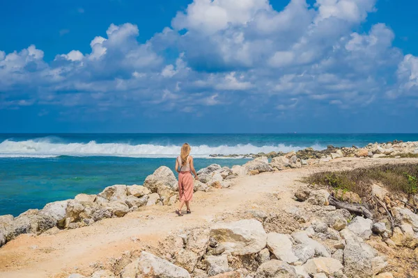 Νεαρή Γυναίκα Πόδια Για Καταπληκτικά Melasti Παραλία Τιρκουάζ Νερά Νησί — Φωτογραφία Αρχείου