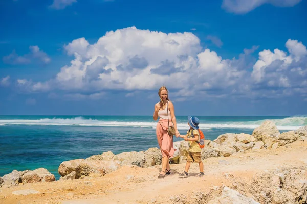 Fiatal Anya Fia Utazik Road Egzotikus Melasti Beach Bali Szigetén — Stock Fotó