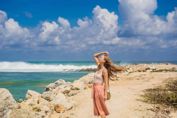 若い女性旅行者のバリ島 インドネシアでこのメラスティ ビーチを驚くべき風の天気予報歩行 — ストック写真