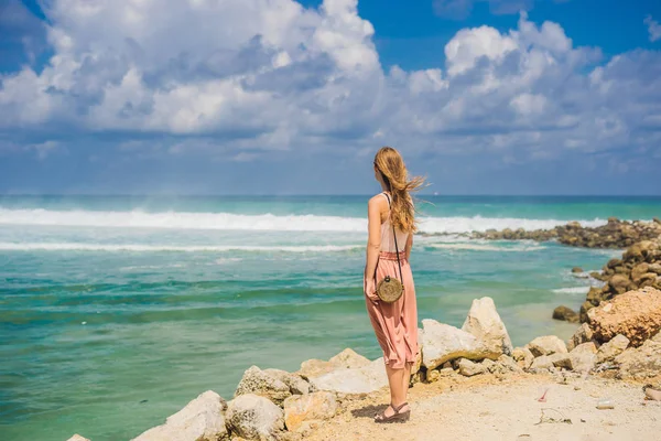 Giovane Viaggiatrice Che Cammina Con Vento Sulla Meravigliosa Spiaggia Melasti — Foto Stock