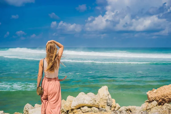 Giovane Viaggiatrice Che Cammina Con Vento Sulla Meravigliosa Spiaggia Melasti — Foto Stock