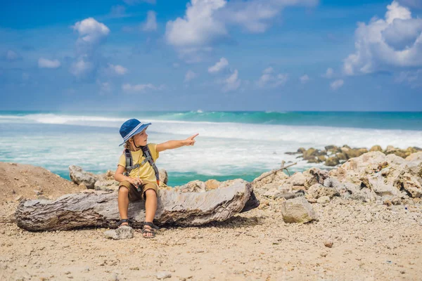 Ragazzo Turistico Seduto Sulle Rocce Sulla Meravigliosa Spiaggia Melasti Isola — Foto Stock