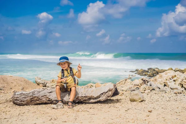 Маленький Мальчик Турист Сидящий Скалах Удивительном Пляже Меласти Остров Бали — стоковое фото