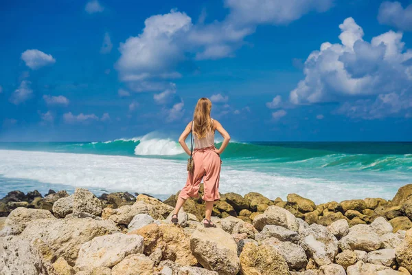 Giovane Turista Femminile Posa Sulla Spiaggia Tropicale Melasti All Isola — Foto Stock