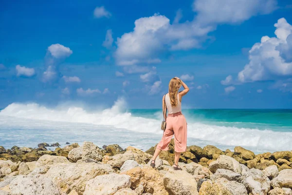 Giovane Turista Femminile Posa Sulla Spiaggia Tropicale Melasti All Isola — Foto Stock