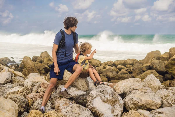 Padre Con Vistas Playa Melasti Con Agua Turquesa Isla Bali —  Fotos de Stock