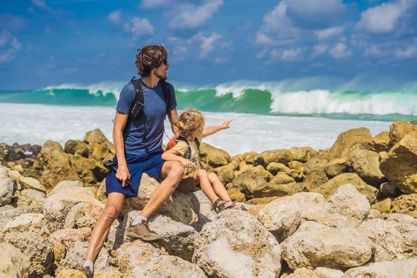 Padre Con Vista Sulla Spiaggia Melasti Con Acqua Turchese Isola — Foto Stock