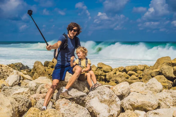 Papà Scattare Selfie Con Figlio Rocce Melasti Beach Con Acqua — Foto Stock