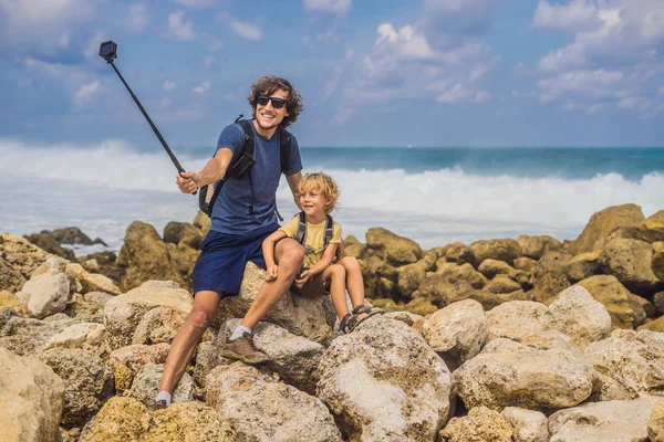 Papá Tomando Selfie Con Hijo Las Rocas Melasti Beach Con — Foto de Stock