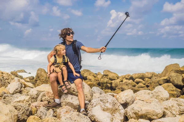 Papà Scattare Selfie Con Figlio Sulla Splendida Spiaggia Melasti Con — Foto Stock