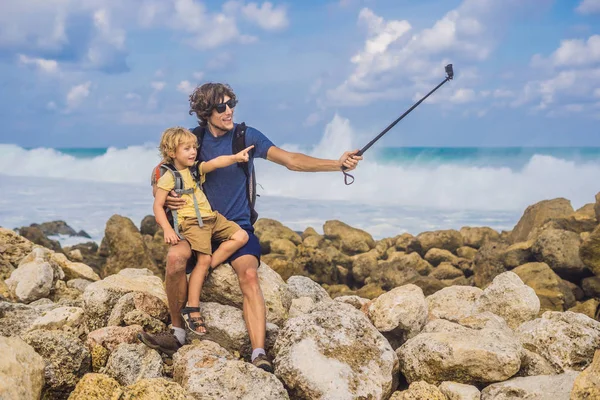 Papà Scattare Selfie Con Figlio Sulla Splendida Spiaggia Melasti Con — Foto Stock