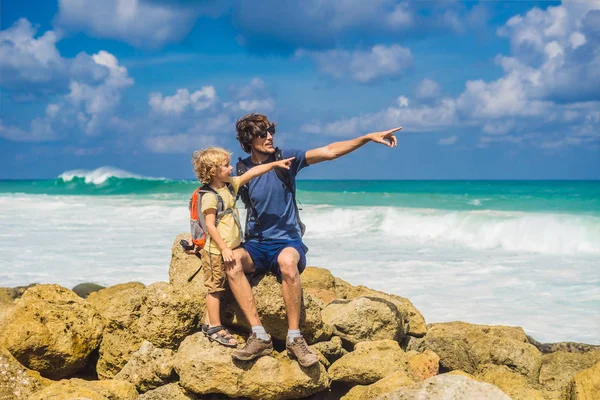 Padre Figlio Turistico Che Puntano Sulla Splendida Spiaggia Melasti Isola — Foto Stock