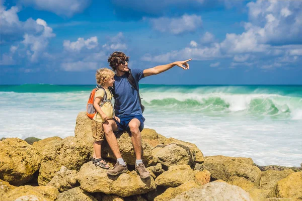 Padre Figlio Turistico Che Puntano Sulla Splendida Spiaggia Melasti Isola — Foto Stock