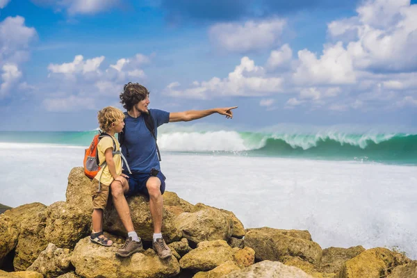 Padre Hijo Turístico Señalando Increíble Playa Melasti Isla Bali Indonesia —  Fotos de Stock