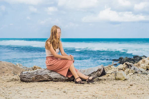 Νεαρή Γυναίκα Ταξιδιώτη Αναπαύεται Πάνω Βράχους Από Εκπληκτικά Melasti Παραλία — Φωτογραφία Αρχείου