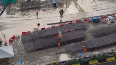 Sanayi işçileri ve şantiye binasında çalışan makine. 