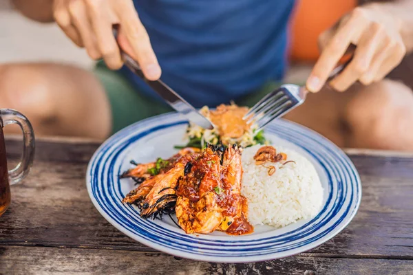 Vista Cortada Homem Comendo Camarões Grelhados Frutos Mar Com Arroz — Fotografia de Stock