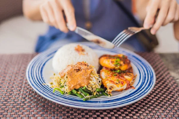 Vue Recadrée Une Femme Mangeant Calmar Grillé Avec Riz Des — Photo