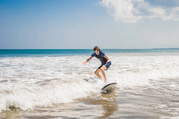 Mladý Muž Surfař Učení Začínajícího Surf Zpěněná Voda Pobřeží Bali — Stock fotografie