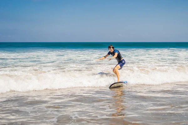 Mladý Muž Surfař Učení Začínajícího Surf Zpěněná Voda Pobřeží Bali — Stock fotografie