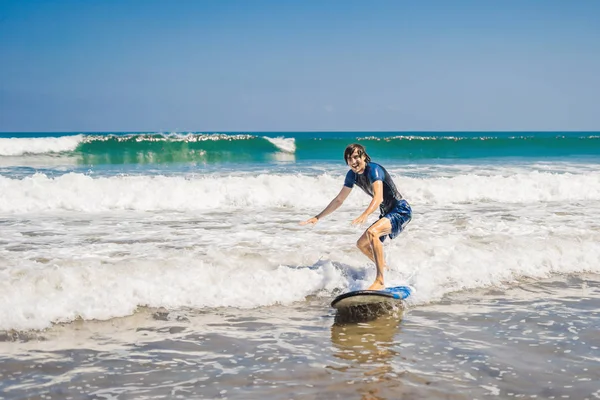 Mladý Muž Surfař Učení Začínajícího Surf Zpěněná Voda Pobřeží Bali — Stock fotografie