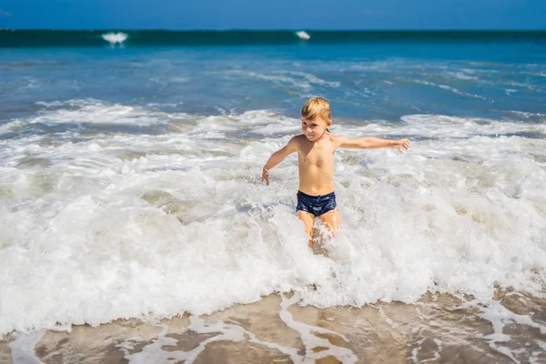 Jongetje Spelen Ocean Wave Exotische Kustlijn — Stockfoto
