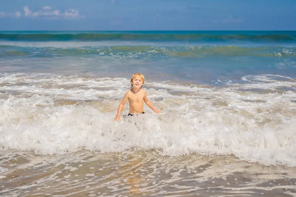 Ragazzino Che Gioca Nell Onda Oceanica Sulla Costa Esotica — Foto Stock