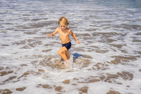 Μικρό Αγόρι Παίζει Στο Κύμα Στον Ωκεανό Εξωτικές Ακτές — Φωτογραφία Αρχείου
