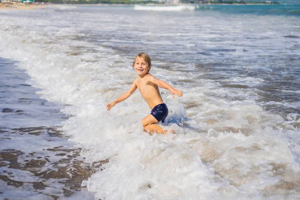 Kleine Jongen Spelen Tropisch Strand Zeewater — Stockfoto