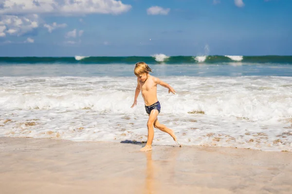 Ragazzino Che Gioca Sulla Spiaggia Tropicale Nell Acqua Dell Oceano — Foto Stock