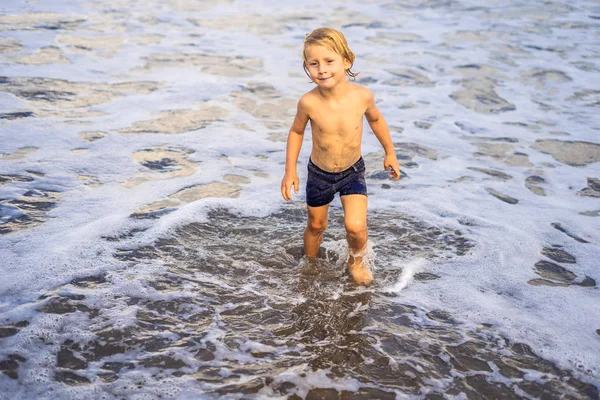 Ragazzino Che Gioca Sulla Spiaggia Tropicale Nell Acqua Dell Oceano — Foto Stock