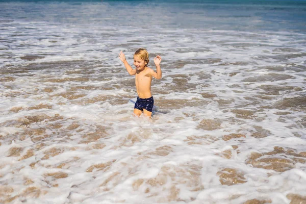 Мальчик Веселится Побережье Морской Воде — стоковое фото