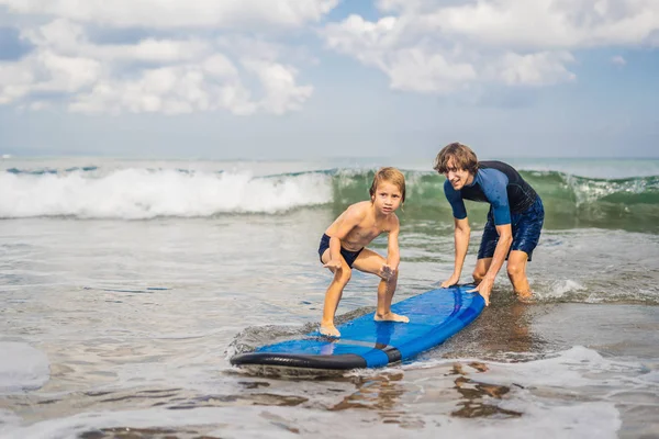 Papà Insegna Figlio Fare Surf Mare Vacanza — Foto Stock