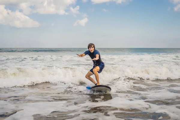 Молода Людина Серфінг Борту Новачок Море Піни Острові Балі — стокове фото
