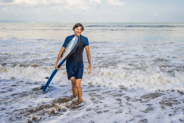 Чоловік Носить Дошку Серфінгу Посміхається Тропічному Пляжі — стокове фото