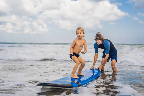 Papà Insegna Piccolo Figlio Fare Surf Acqua Mare Vacanza — Foto Stock