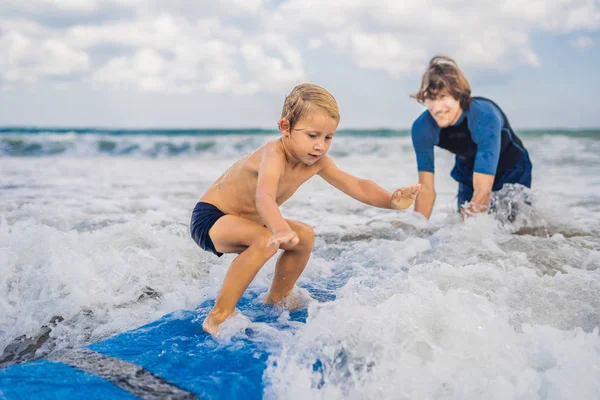 Papà Insegna Piccolo Figlio Fare Surf Acqua Mare Vacanza — Foto Stock