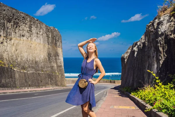 Jonge Vrouw Weg Naar Prachtige Tropisch Strand Pandawa Nusa Dua — Stockfoto