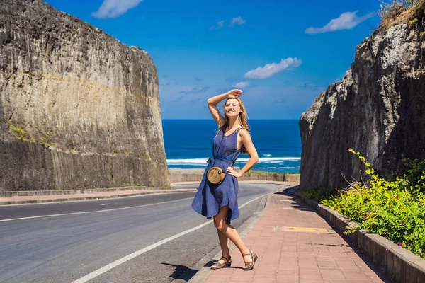 Jonge Vrouw Weg Naar Prachtige Tropisch Strand Pandawa Nusa Dua — Stockfoto