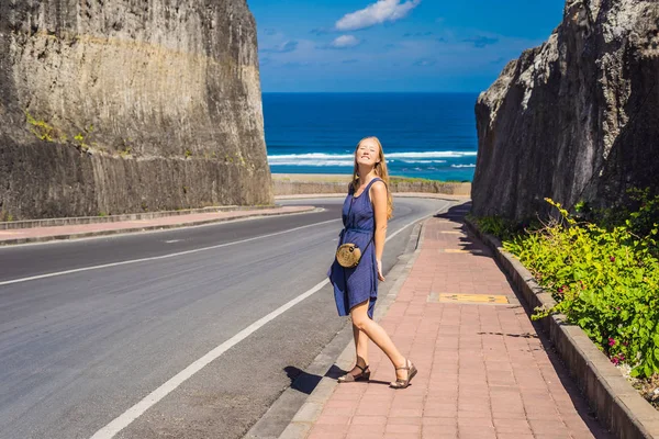 Junge Frau Auf Dem Weg Zum Malerischen Tropischen Strand Pandawa — Stockfoto