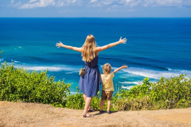  Mutlu anne ve oğlu cliff yukarıdaki tarih paradise beach, Florida'da Florida'da Bali Adası, Endonezya mavi deniz ile boş. 