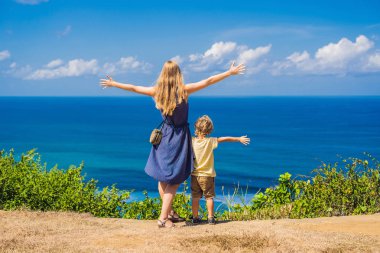  Mutlu anne ve oğlu cliff yukarıdaki tarih paradise beach, Florida'da Florida'da Bali Adası, Endonezya mavi deniz ile boş. 