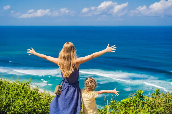 Madre Figlio Felice Sulla Scogliera Sopra Spiaggia Paradisiaca Vuota Nyang — Foto Stock