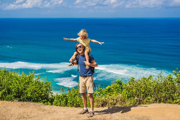 Pai Carregando Filho Sobre Ombros Penhasco Acima Praia Paradisíaca Vazia — Fotografia de Stock