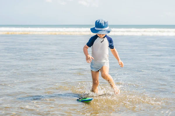 砂海のビーチで遊んで夏帽子の少年 — ストック写真