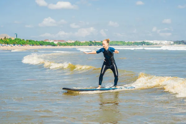 Freudige Junge Frau Surft Mit Blauem Neuling Surfbrett Auf Kleiner — Stockfoto