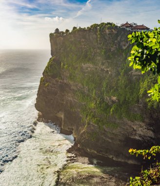 Pura Luhur Uluwatu Tapınağı, Bali, Endonezya kayalık sahil şeridi.