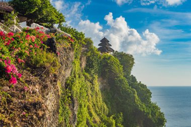 Sahne üzerinde Bali, Endonezya, kayalık uçurum Pura Luhur Uluwatu Tapınağı. 